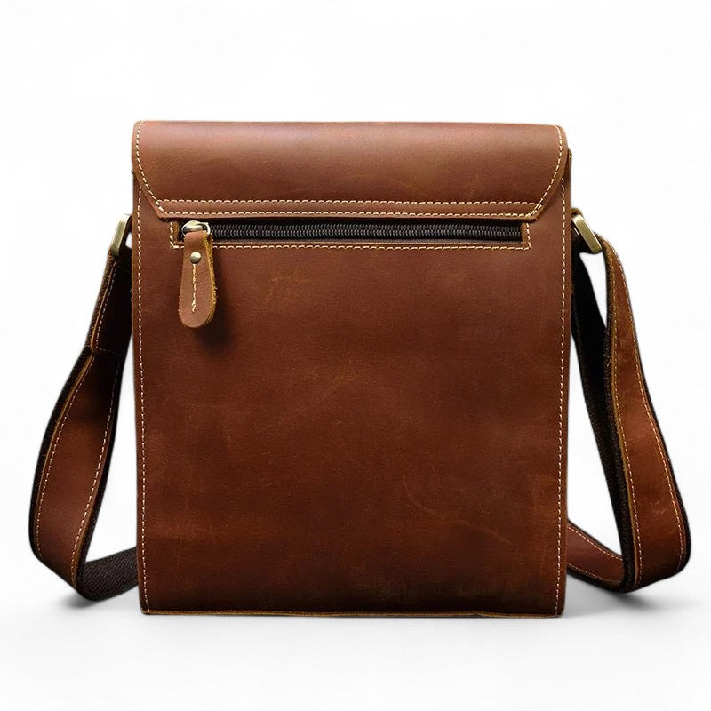 Vue arrière de la sacoche en cuir vintage marron clair pour homme avec fermeture éclair