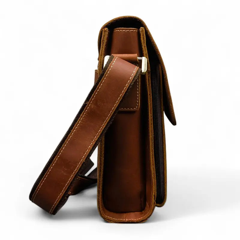 Vue de profil de la sacoche en cuir vintage marron  pour homme avec bandoulière réglable