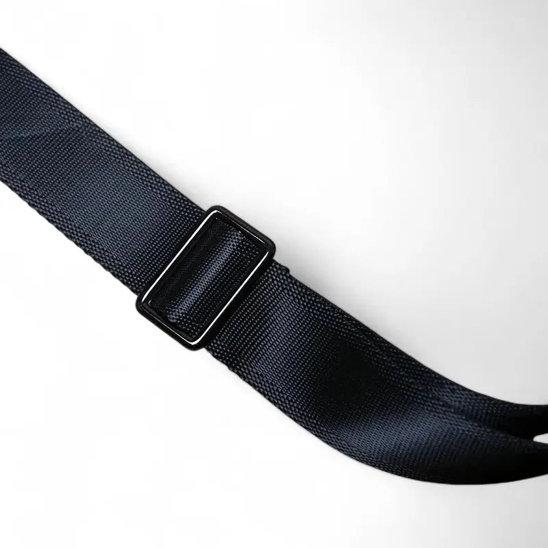 Zoom sur la boucle métallique de la sacoche homme en cuir noir