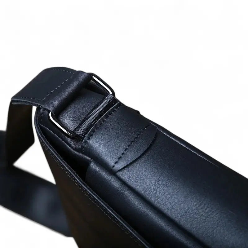 Détail de la sangle réglable de la sacoche homme en cuir noir