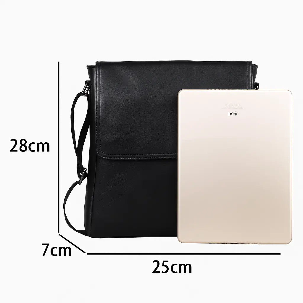 Dimensions de la sacoche homme en cuir noir 28x25x7 cm comparée à une tablette