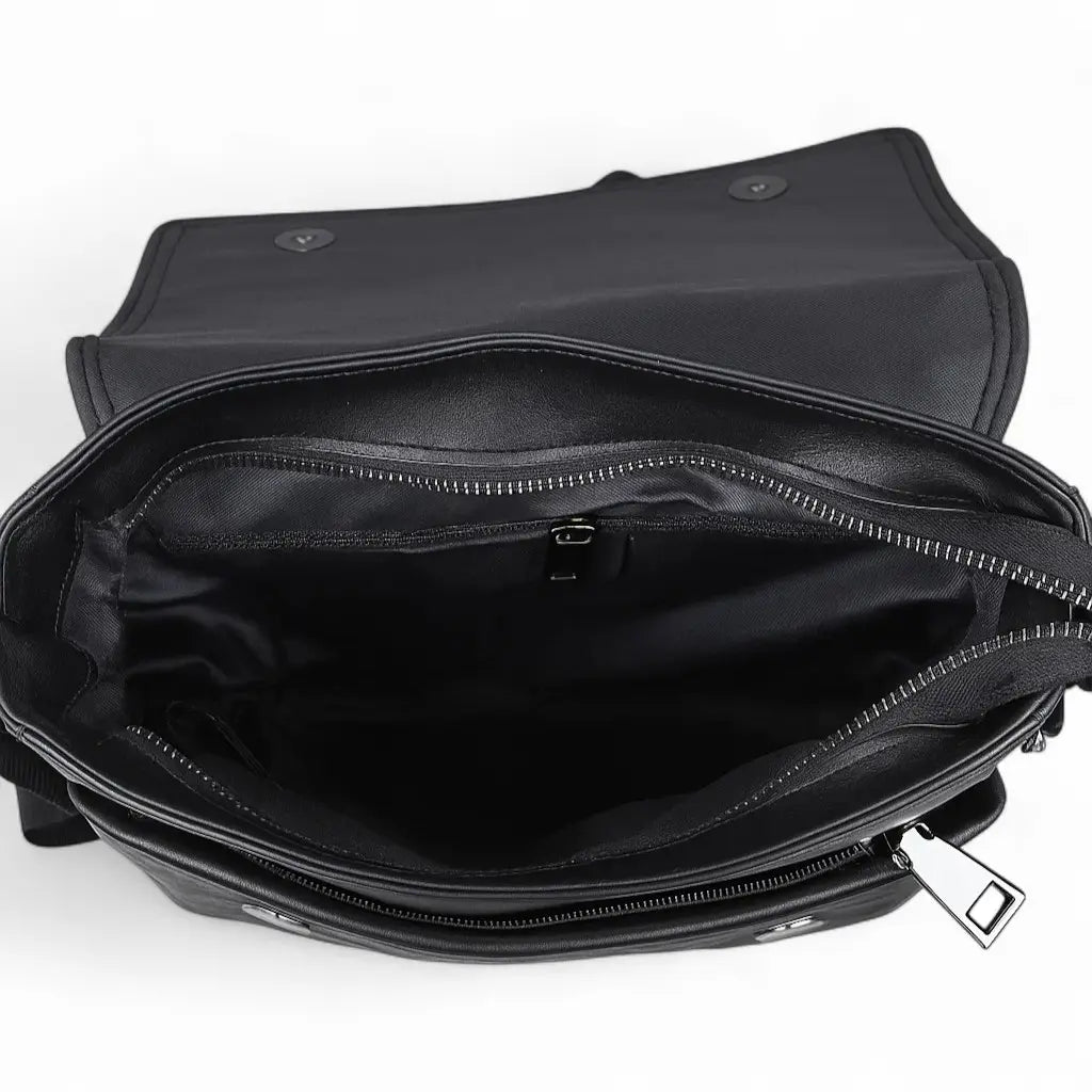 Sacoche homme en cuir noir ouverte contenant tablette, carnet et accessoires