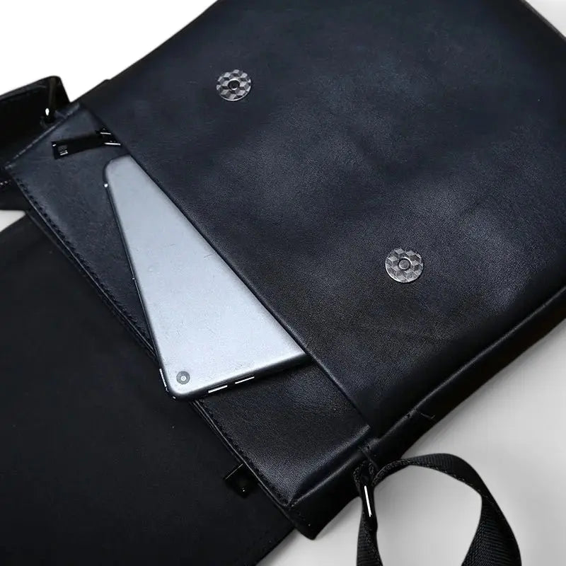 Sacoche homme en cuir noir avec tablette glissée sous le rabat