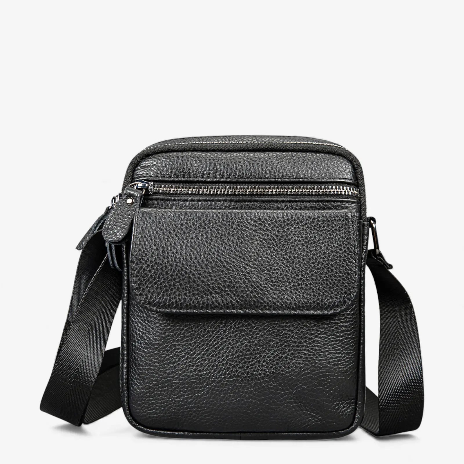 Sacoche homme en cuir portée en vue de face avec poche frontale et double fermeture zippée