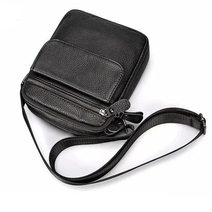 Sacoche homme en cuir vue oblique avec bandoulière déployée