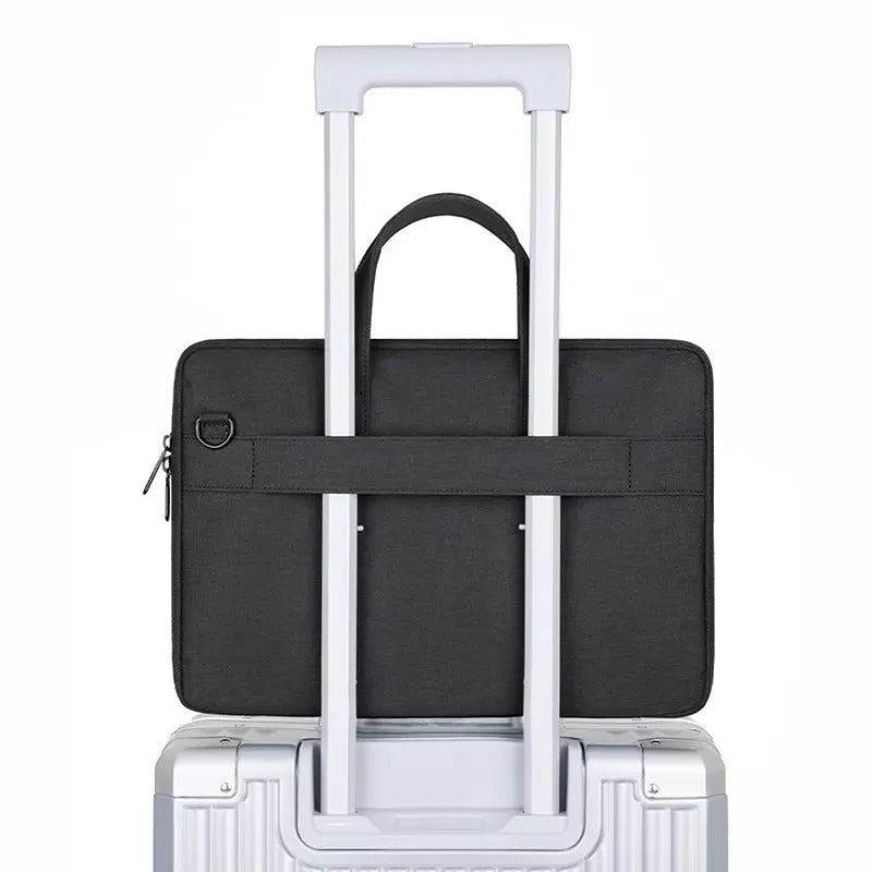 Sacoche pour ordinateur fixée sur une valise trolley