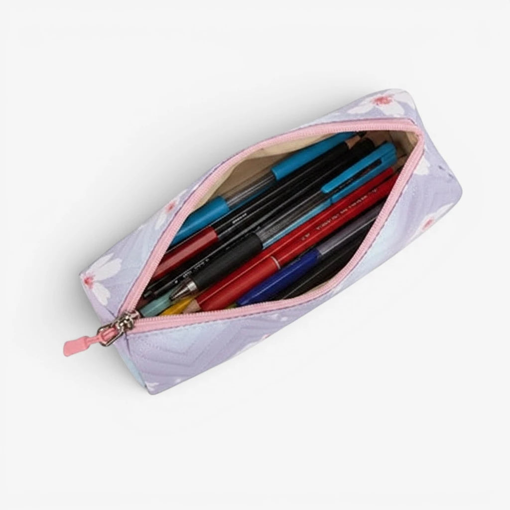 Intérieur de la trousse scolaire rose avec compartiment pour stylos et fournitures